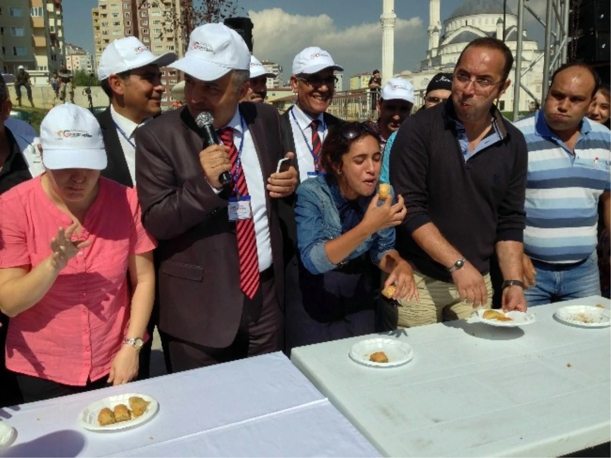 10 Saniyede Bir Tabak Baklava Yedi, Altını Kaptı