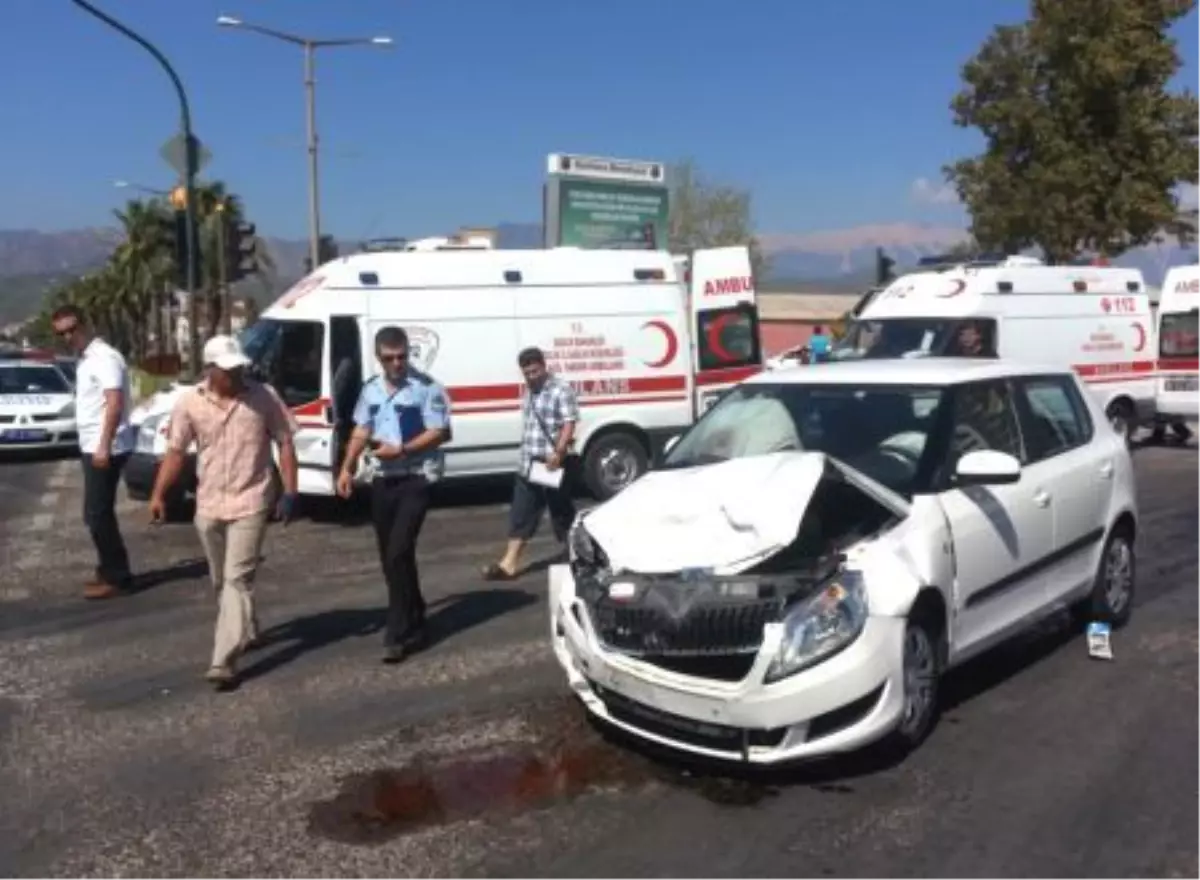 Antalya\'da Yaralı Çocuğu Taşıyan Ambulans, Otomobille Çarpıştı