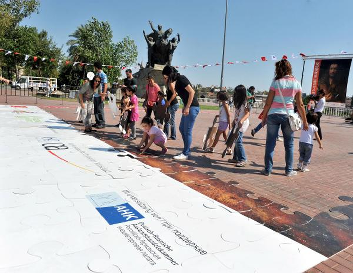 Antalya\'daki Meydana Dev Puzzle Yapılıyor