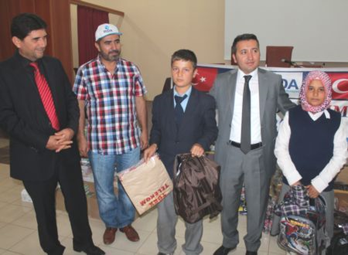 Derbent\'te Öğrencilere Kırtasiye ve Giyim Yardımı