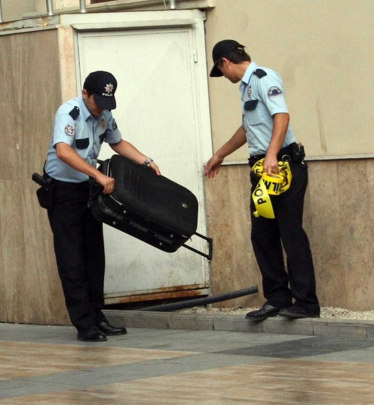 Düzce\'de Şüpheli Valiz Polisi Alarma Geçirdi