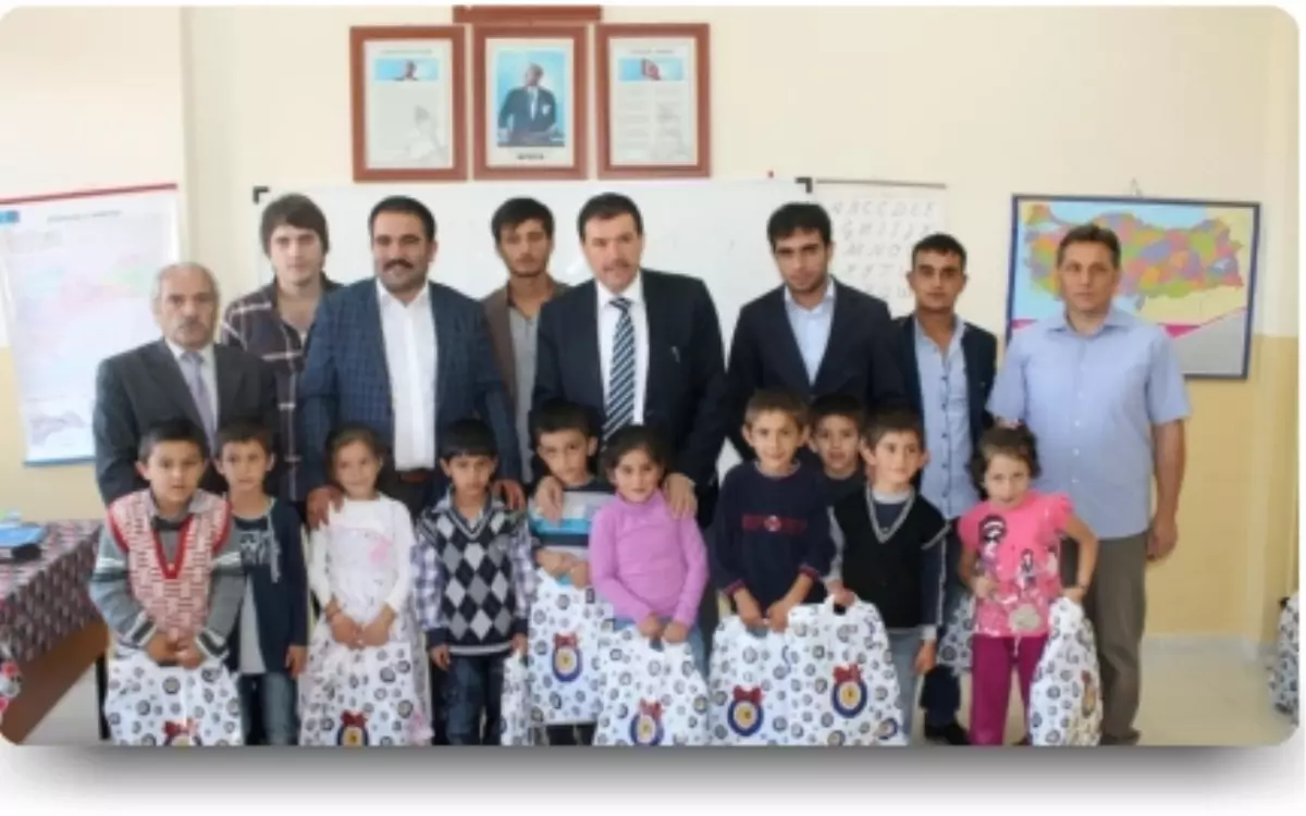 Erzincan\'da Minik Öğrencilere Hediyeler Verildi