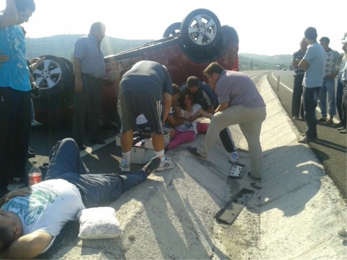 Gelenbe\'deki Trafik Kazasına İlk Müdahale Turgutluspor Kafilesinden