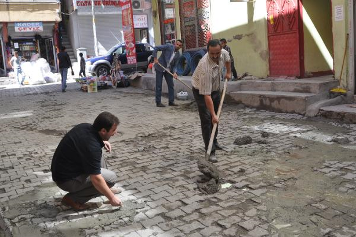 Hakkari\'de Bozulan Yolu Esnaf Onardı