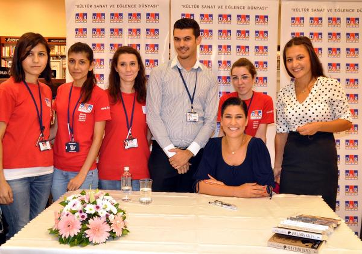 İclal Aydın, Bodrum\'da Kitabını İmzaladı