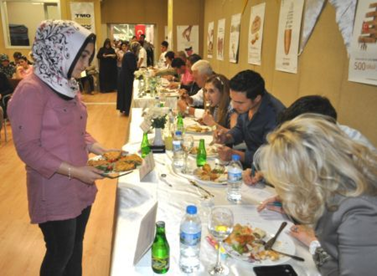 Konyalı Kadınlar, Bayat Ekmekten En İyi Yemeği Yapabilmek İçin Yarıştı