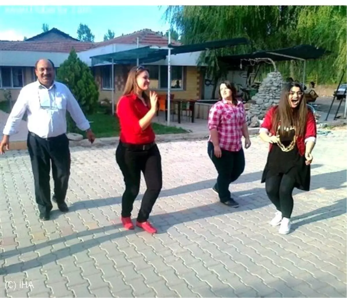 Öğrenci Yurdu Sahibinden Mezun Olan Üniversite Öğrencilerine Mangal Partisi