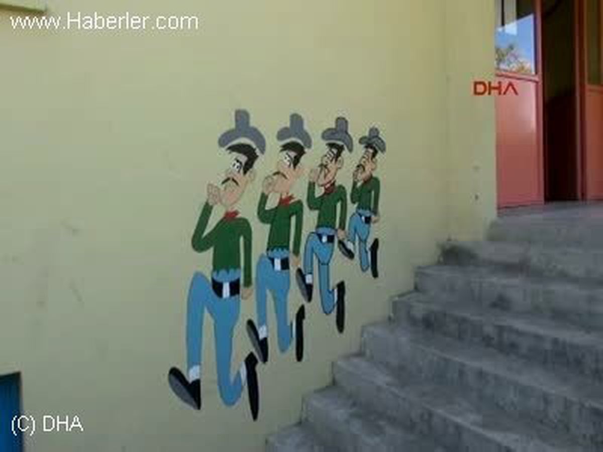 Okulun Duvarını Yağlıboya Resim ve Karikatürlerle Donattılar