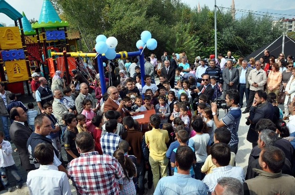 Suşehri\'nde Bölgenin En Büyük Çocuk Oyun Grubu Parkı Açıldı