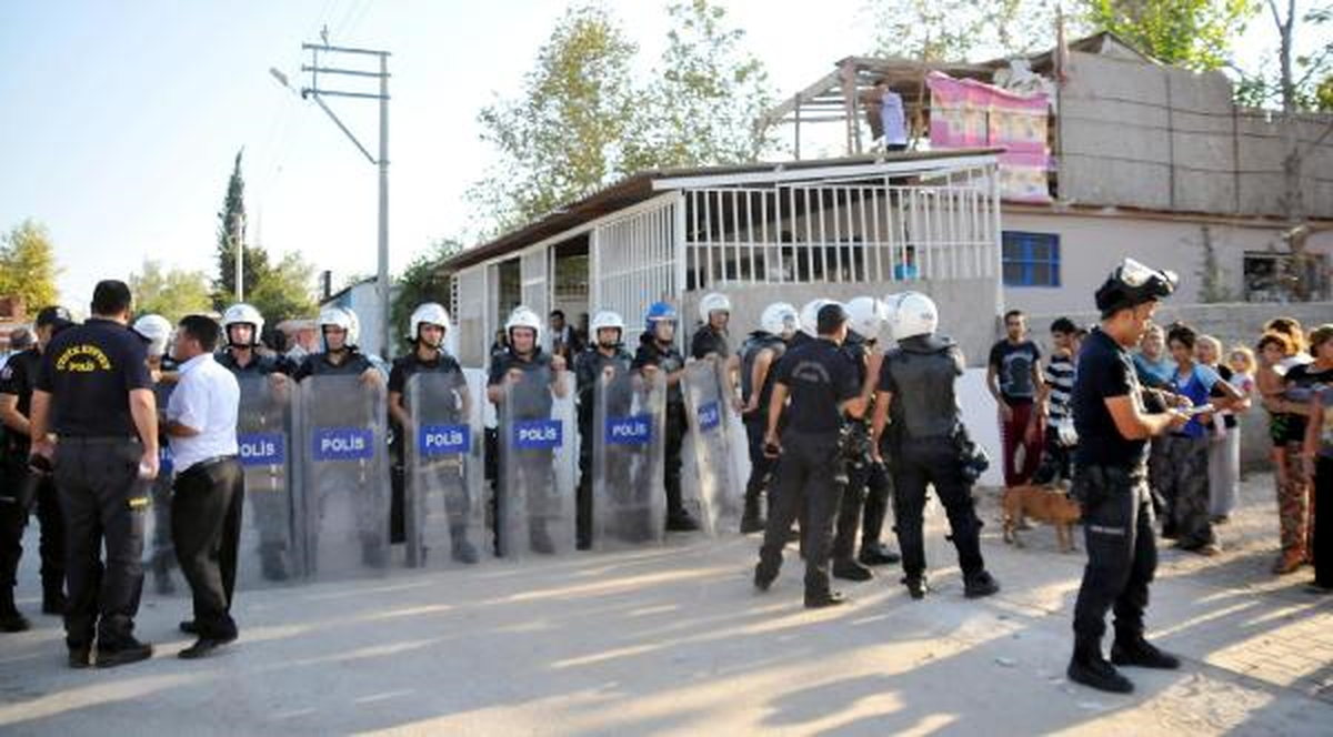 Uyuşturucu Baskınına Taşla Karşılık Verdiler