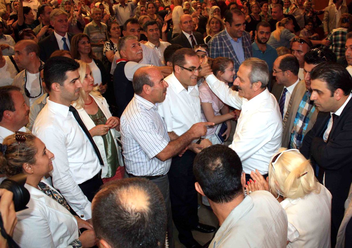 Liseli Genç, Bakan Çağlayan\'a \'Bağlama\' Hediye Etti