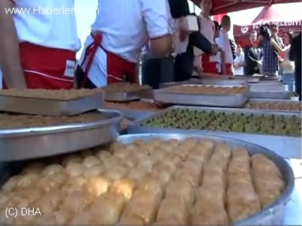 Bağış\'tan CHP\'ye Baklavalı Gönderme