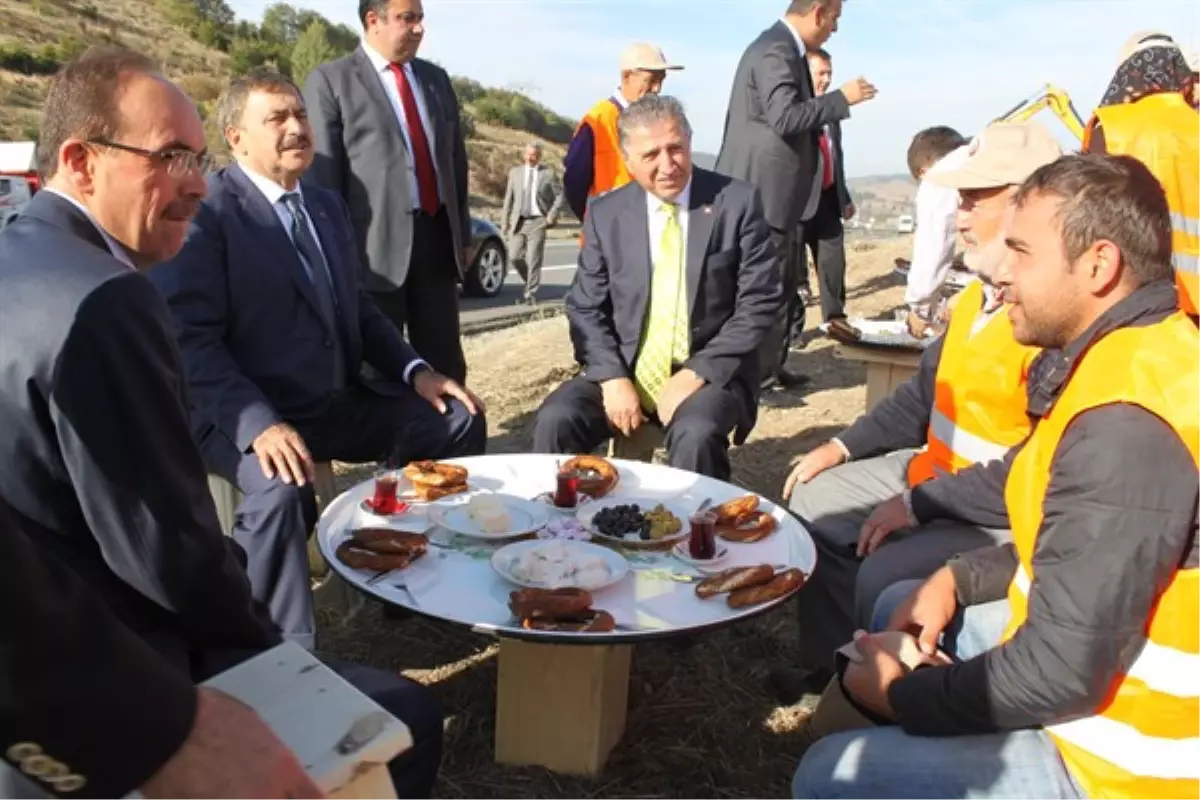 Bakan Eroğlu İşçilerin Sofrasına Konuk Oldu