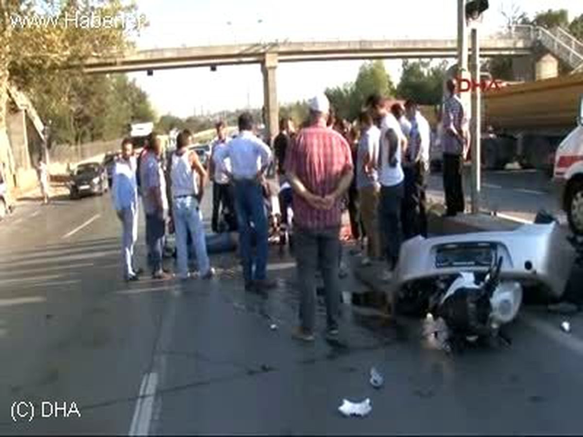 Eyüp\'te Önündeki Aracın Döndüğünü Fark Edemeyen Motosiklet Sürücüsü, Otomobile Çarptı.
