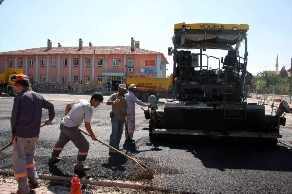 Karatay\'da Okul Bahçelerinde Asfalt Çalışması