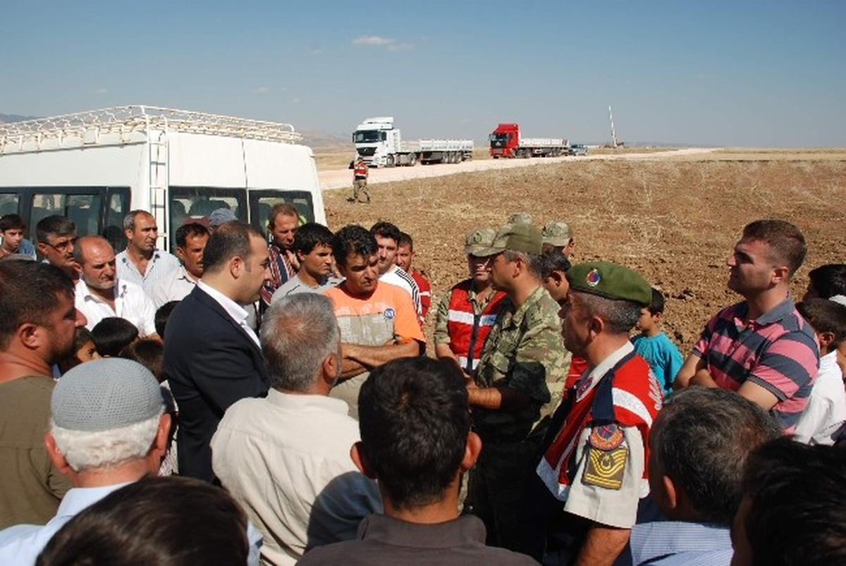 Köylüler Araçlarıyla Yolu Trafiğe Kapattı