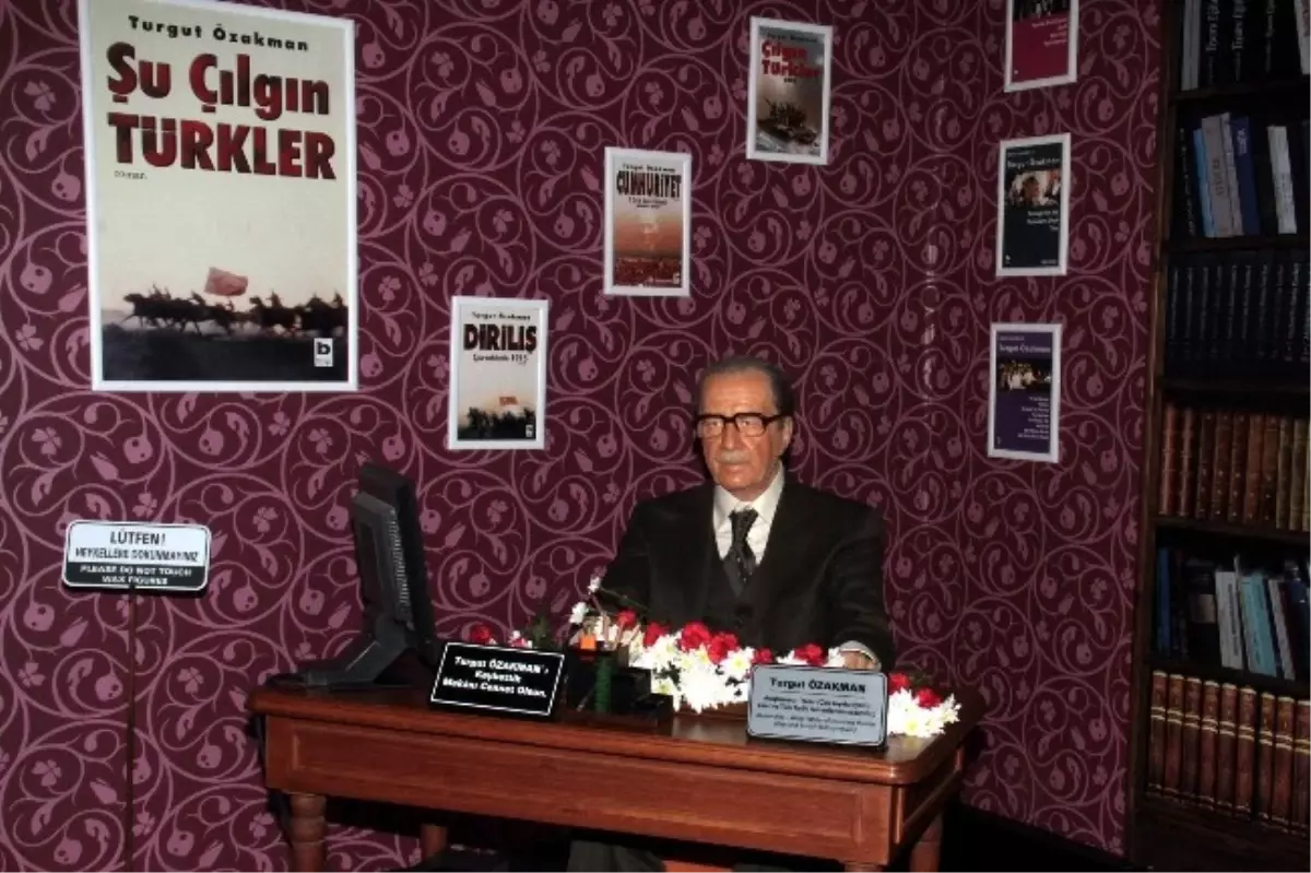 Özakman Eskişehir\'de Heykeli Başında Anıldı