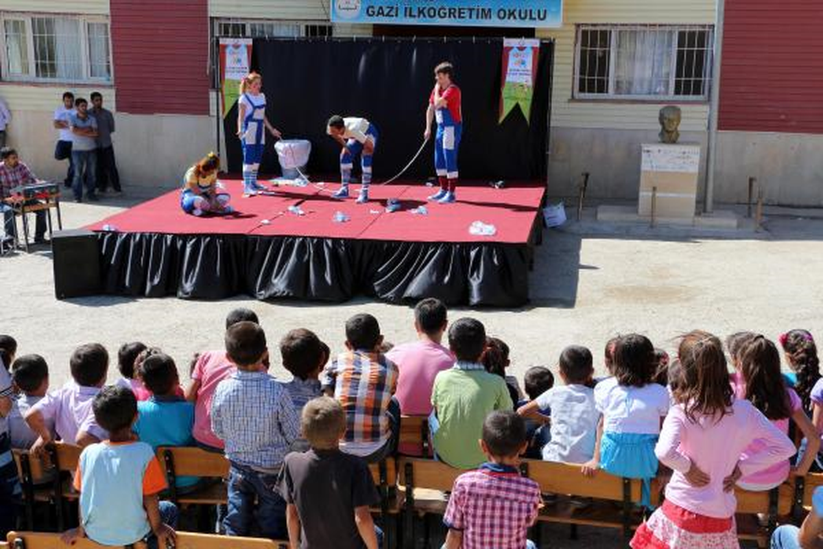Tiyatrocu Üniversiteliler Köy Köy Geziyor