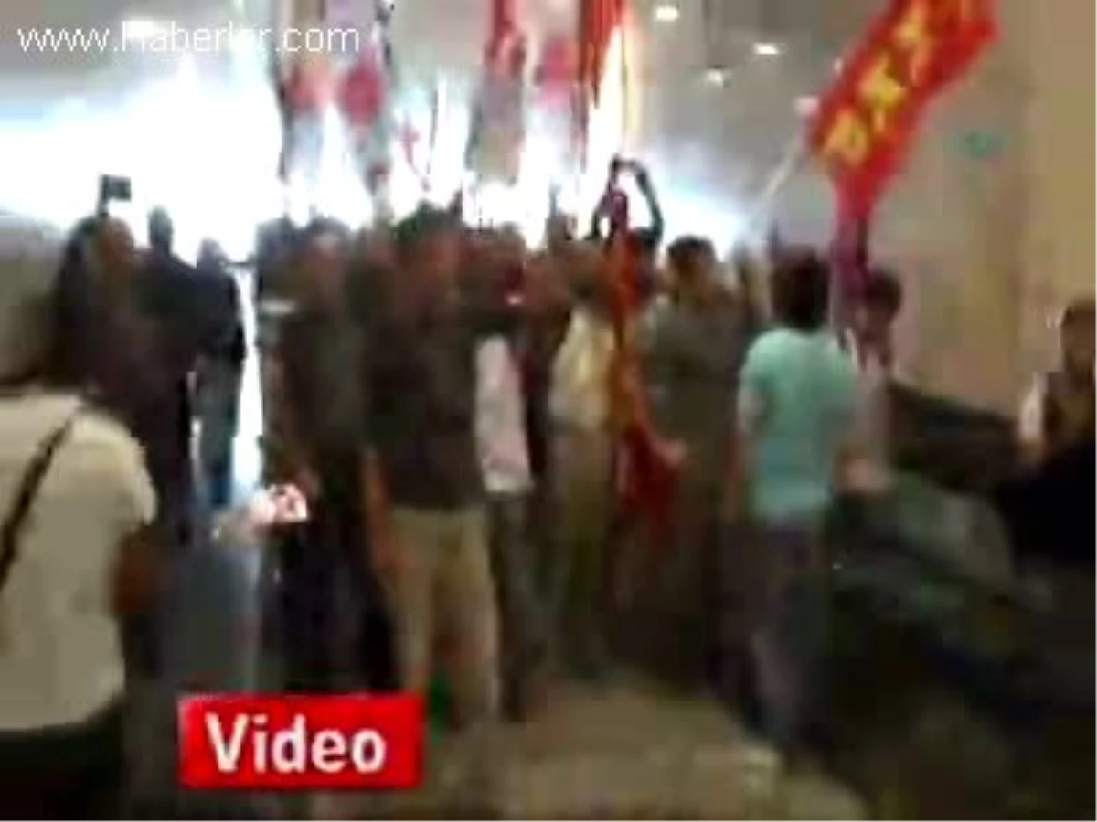 Atatürk Havalimanı\'nda Eylem: 2 Gözaltı