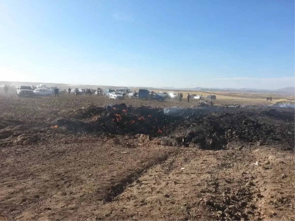 Düşen Askeri Uçaktaki Pilotlar Yaralı Kurtuldu