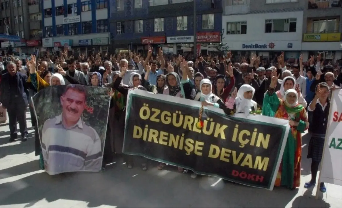 Hakkari\'de \'Öcalan\'a Özgürlük\' Yürüyüşü