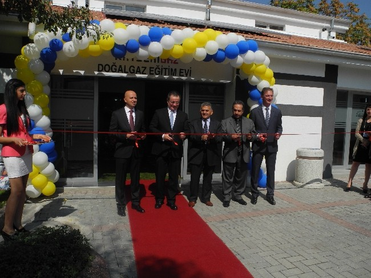 Kayserigaz\'dan Büyükkılıç\'a Plaket