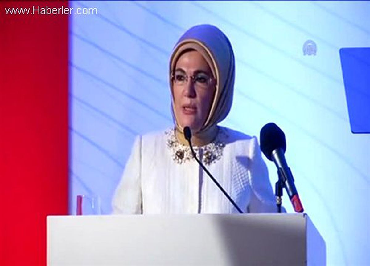 "Küresel Yaşlı Bakımı ve Yaşlı Turizmi Buluşması Emine Erdoğan (2) ANKARA