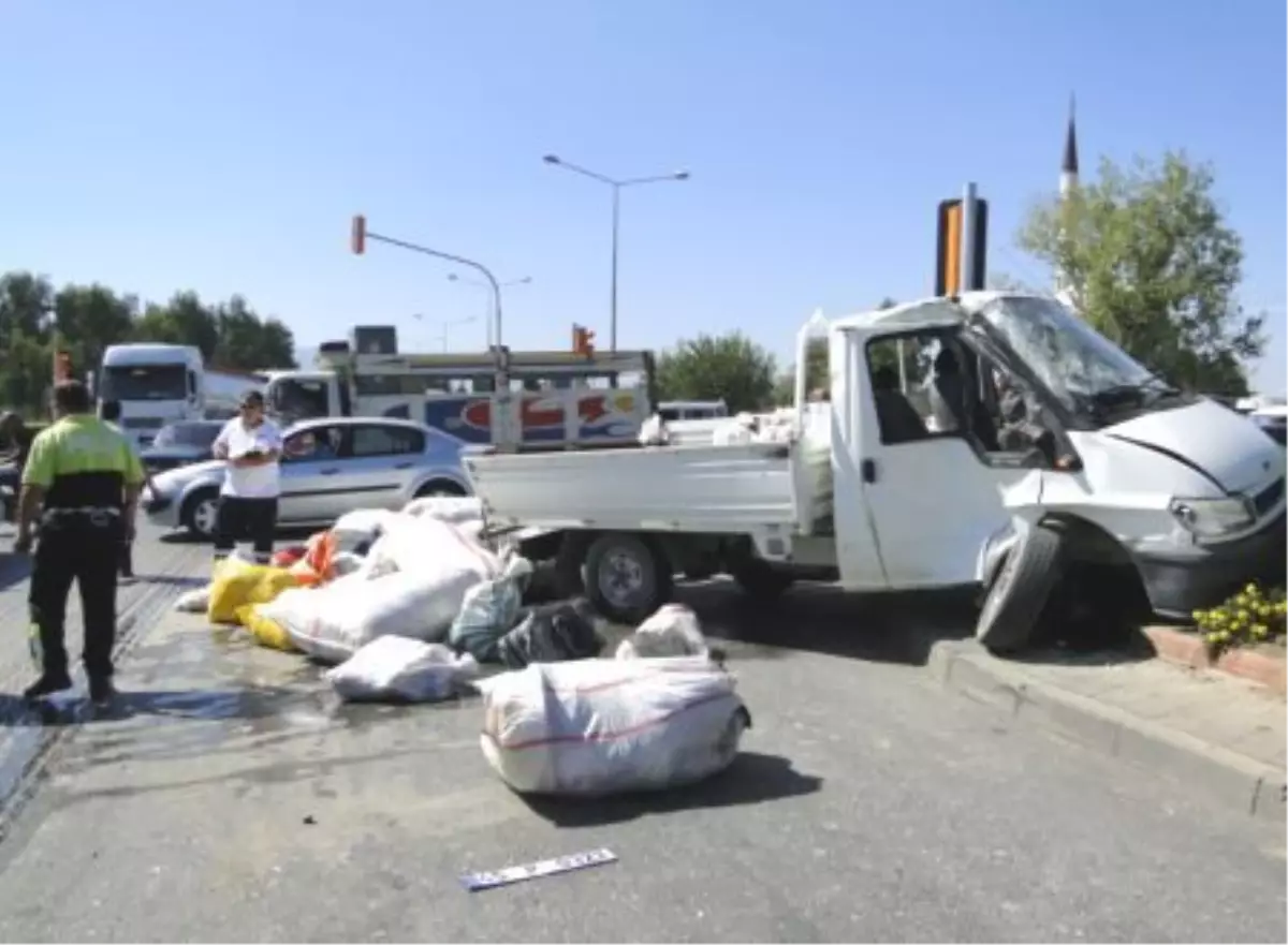 Manisa\'da Trafik Kazası: 3 Yaralı