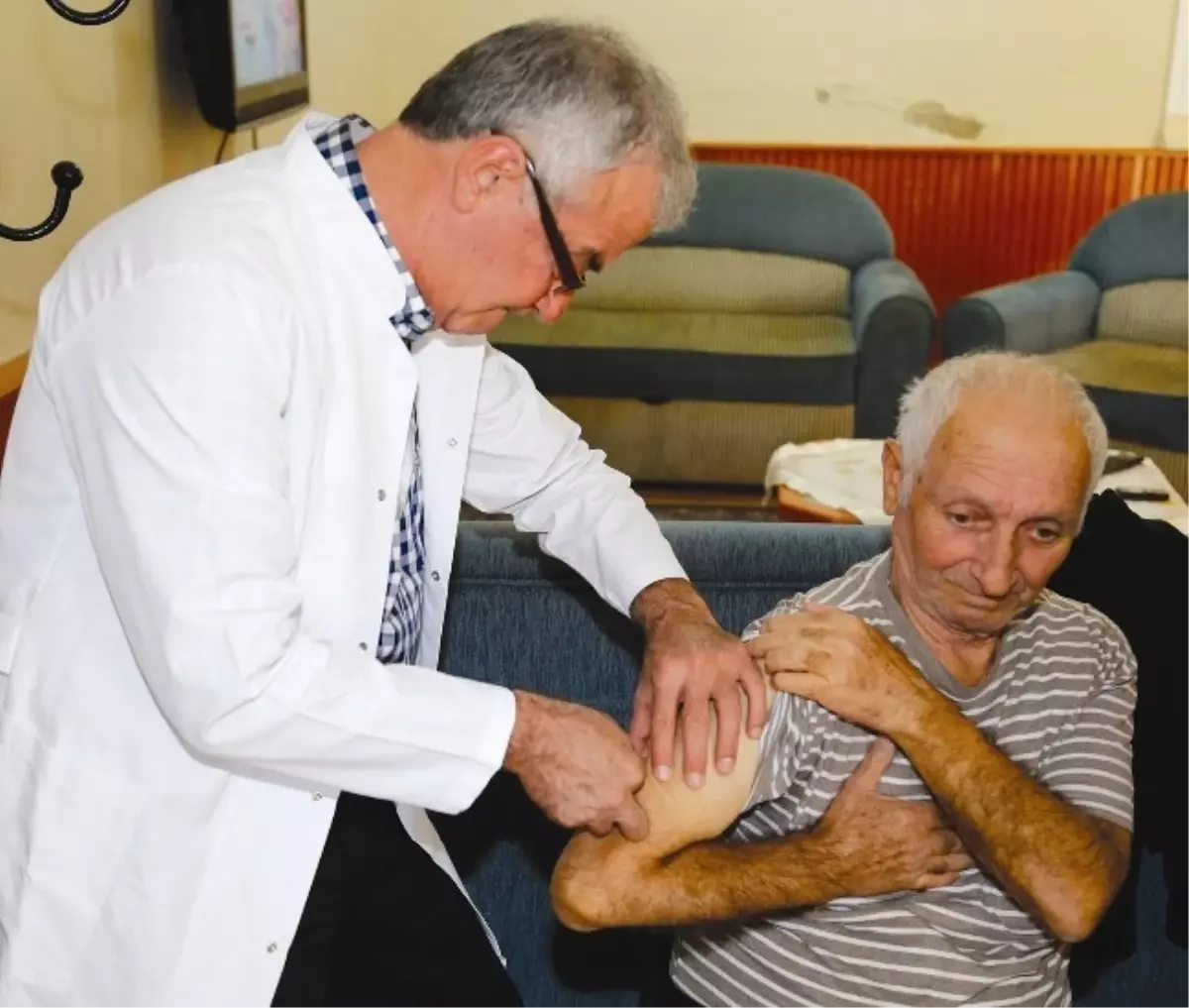 Selçuk\'ta Huzurevi Sakinlerine Grip Aşısı