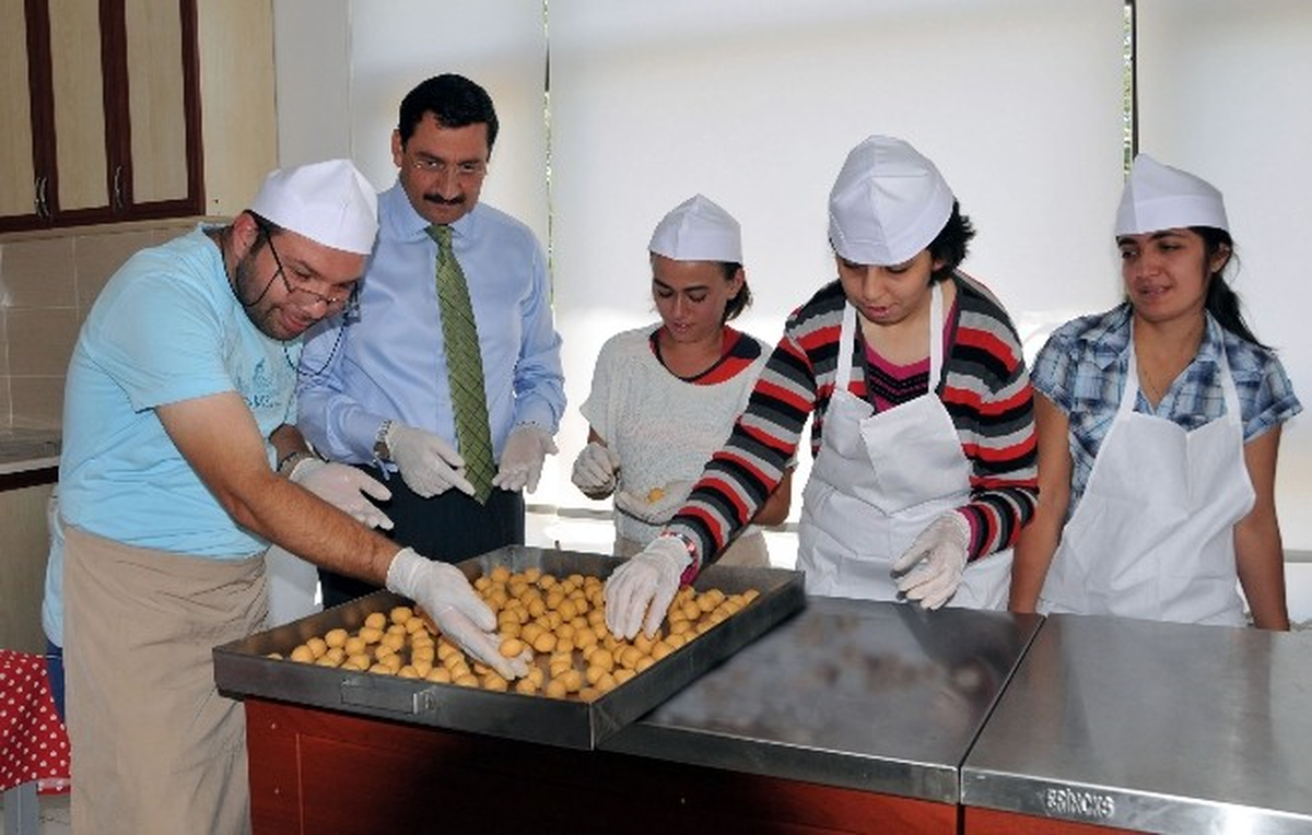 Başkan Ak Engellilerle Birlikte Pasta Yaptı