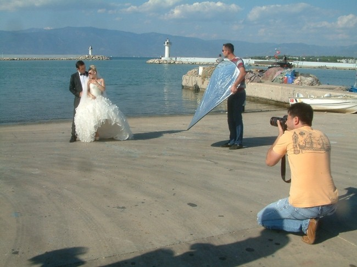Burhaniye\'de Gelin ve Damat Sahilde Fotoğraf Çektirdi