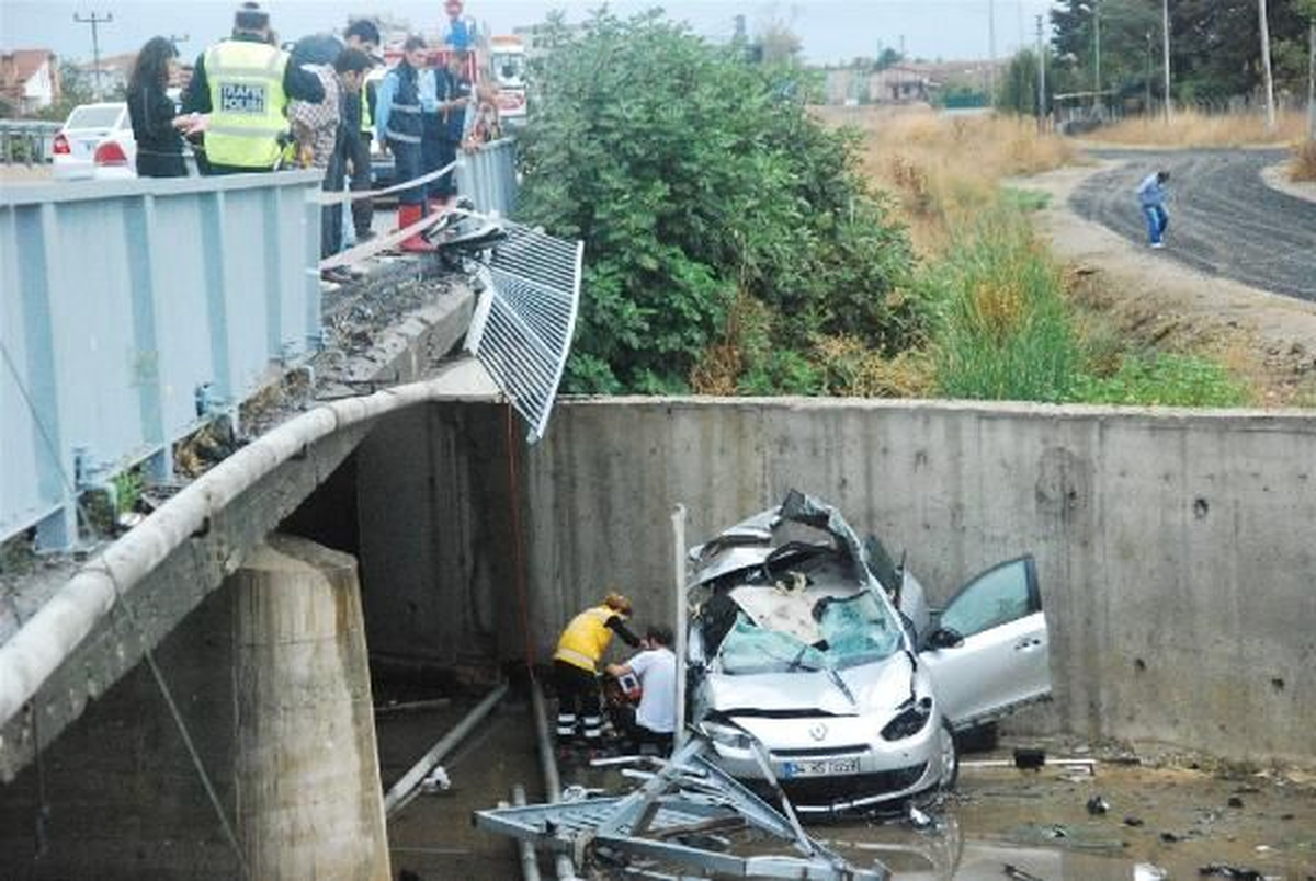 Dereye Uçan Otomobildeki 1 Kişi Öldü,3 Kişi Yaralandı