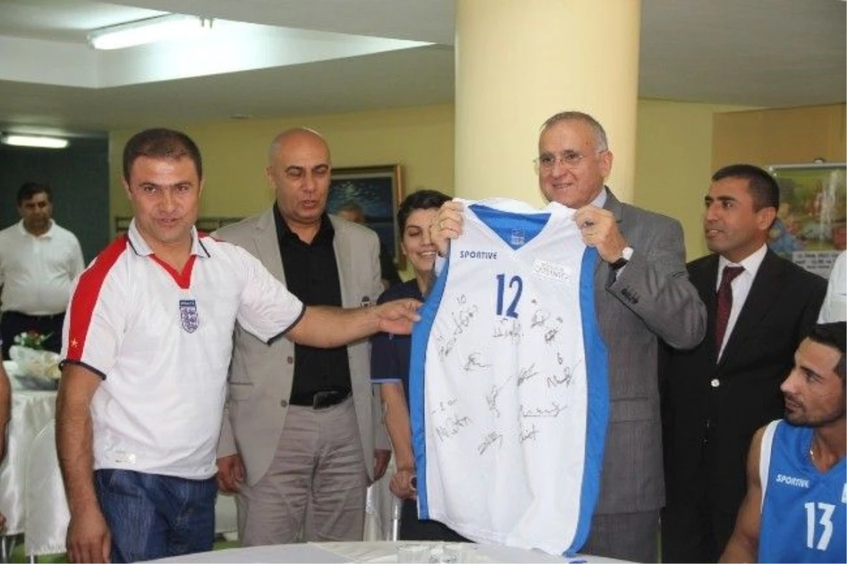 Gaziantep Büyükşehir Belediyespor Tekerlekli Sandalye Basketbol Takımı\'nda İmza Töreni