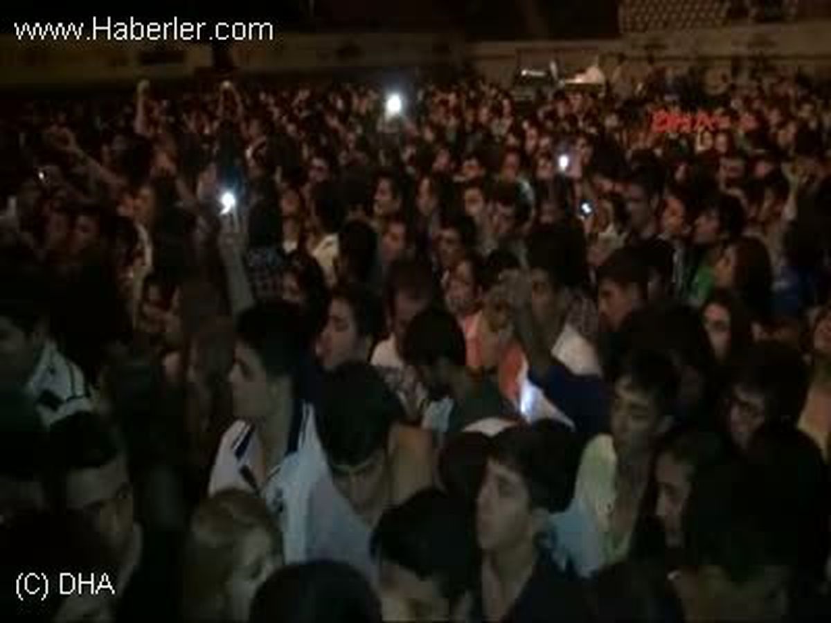 Gaziantep\'te, Özel Bir Organizasyonla Konser Veren Ünlü Rock Grubu Duman, Hayranlarını Coşturdu.