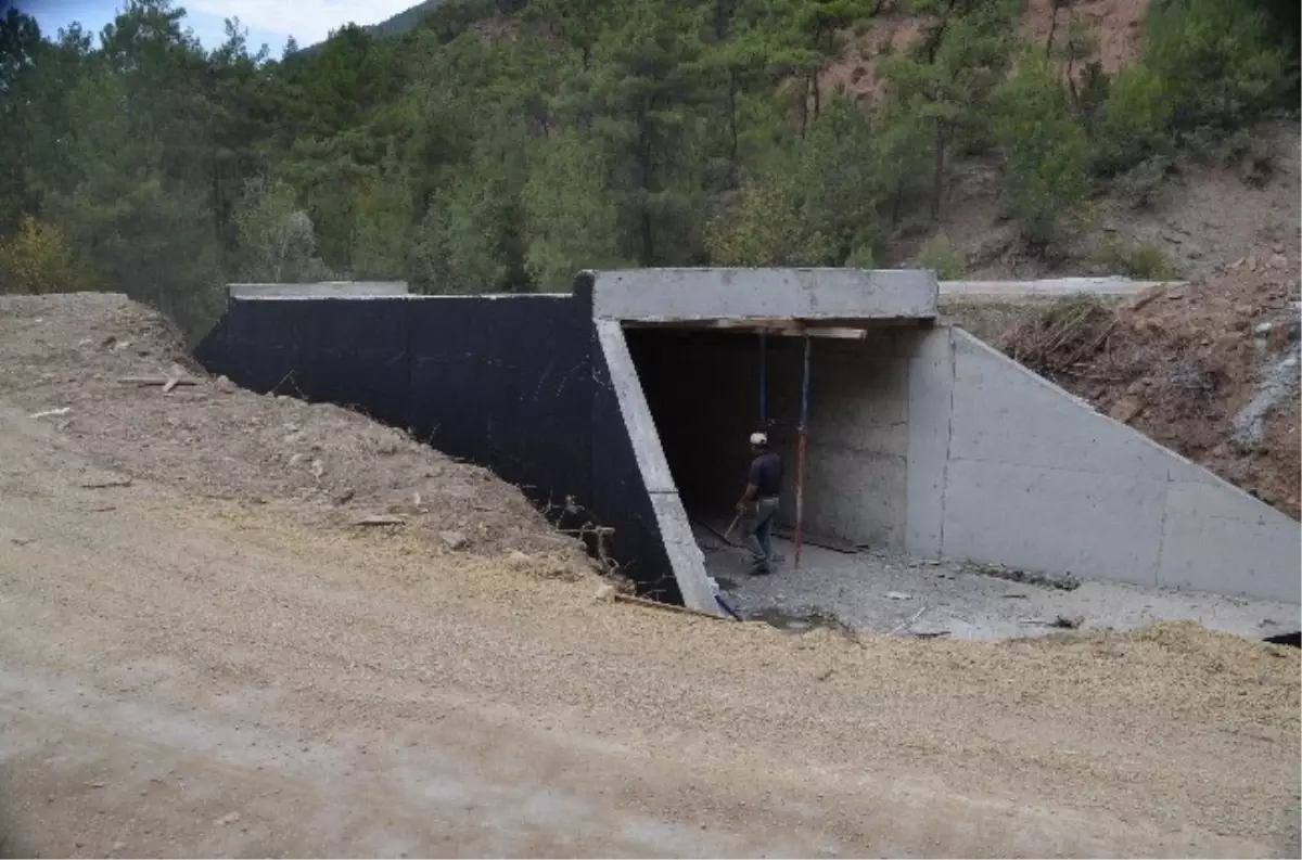 Özel İdarenin Yol Çalışmaları Sürüyor