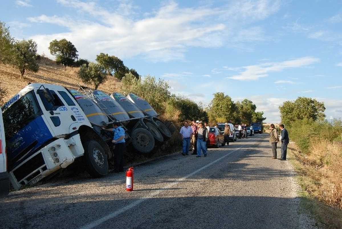 Süt Tankeri Devrildi, Litrelerce Süt Yola Aktı