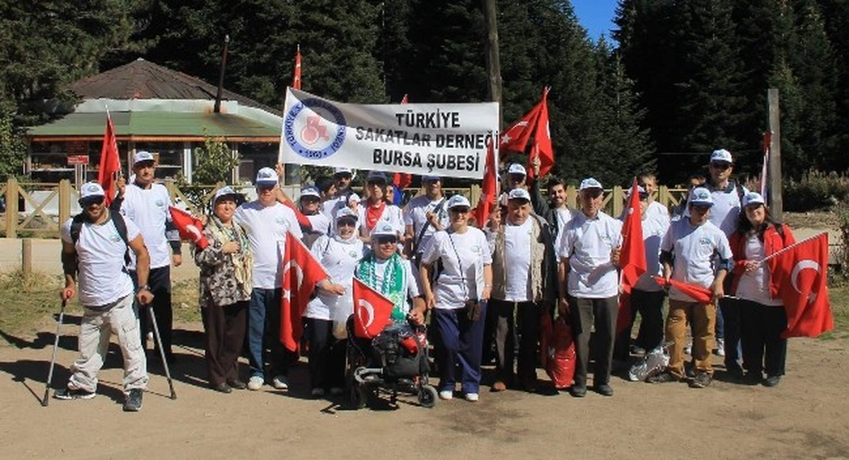 Tekerlekli Sandalyeyle Uludağ\'da Yürüdüler