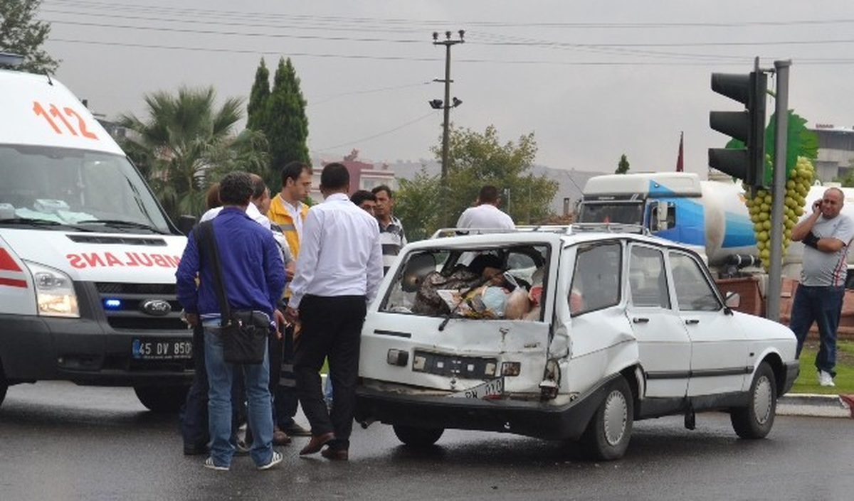 Tır Kırmızı Işıkta Duramadı: 3 Yaralı