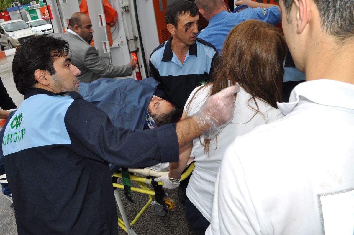 Tur Minibüsü Uçuruma Yuvarlandı: 2 Ölü, 10 Yaralı (3)