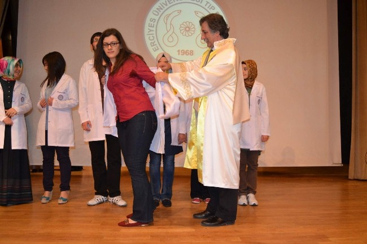 378 Tıp Fakültesi Öğrencisi Önlüklerini Giydi