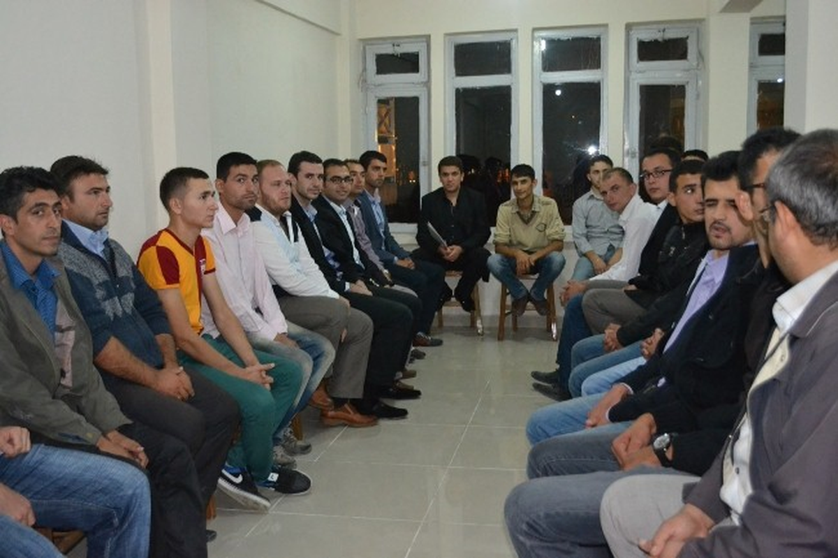 Ak Gençlik Manisa\'da Kolları Sıvadı