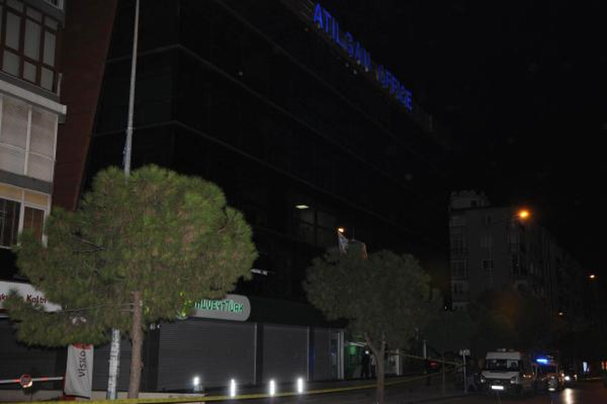 AK Parti Önündeki Oyuncak Bebek Korkuttu