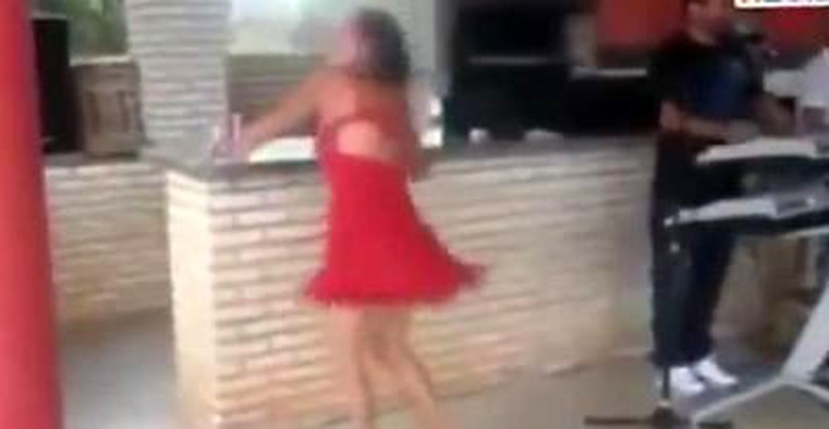 Alkol ve Müziğin Etkisiyle Dans Ederken Kendinden Geçti