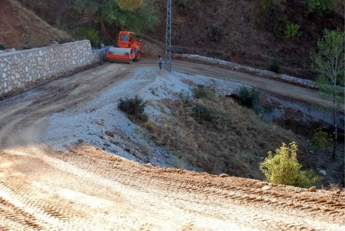 Bitlis Belediyesi Yol Yapım Çalışmalarına Devam Ediyor