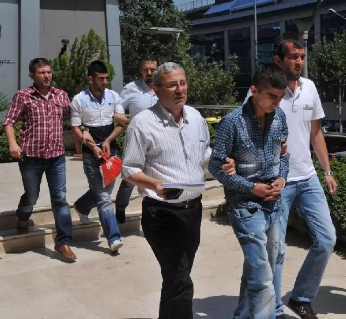 Cinayetten Yargılanan Sanık: Bıçağı Koluna Salladım, Boynuna Geldi