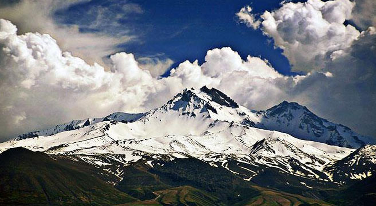 Erciyes\'e Mevsimin İlk Karı Yağdı