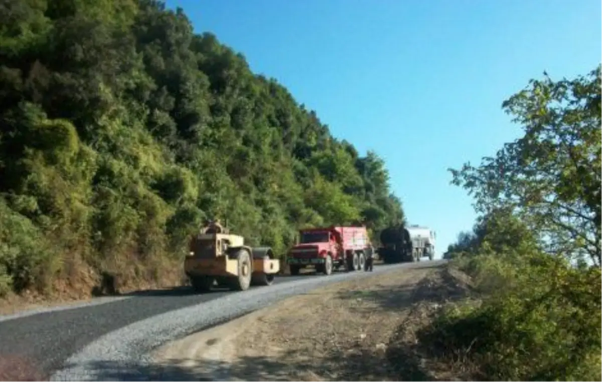 Göktepe Beldesinde Yol Yapım Çalışmaları Sürüyor