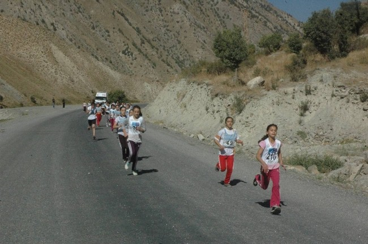Hakkari\'de Amatör Spor Haftası Kutlamaları Kros Yarışması