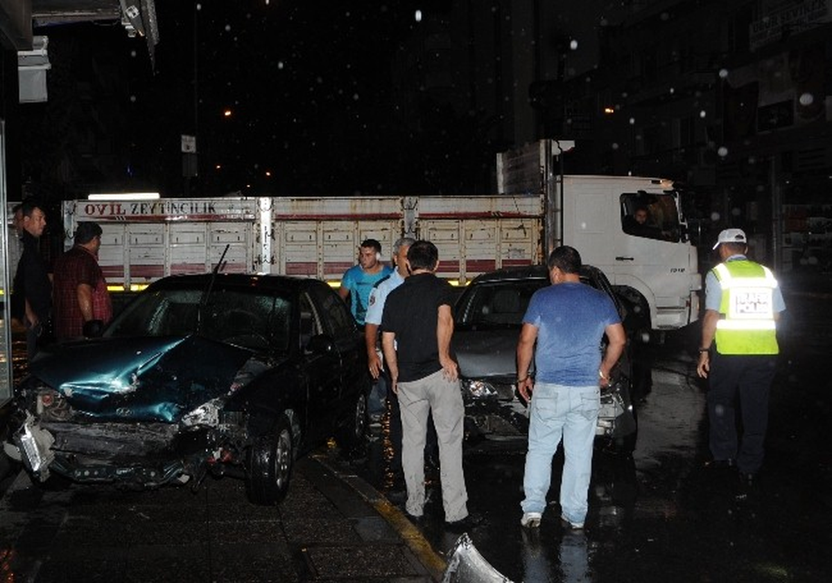 İzmir\'de Otomobiller Koç Gibi Çarpıştı: 2 Yaralı