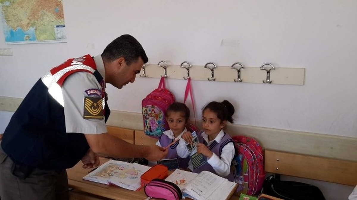 Jandarma, İlk Adımda Öğrencilerin Yanında
